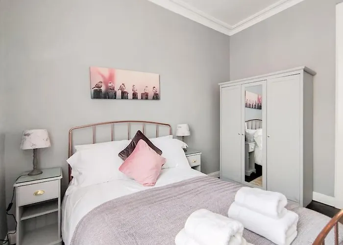 Beautiful Georgian New Town 2 Bed Apartment